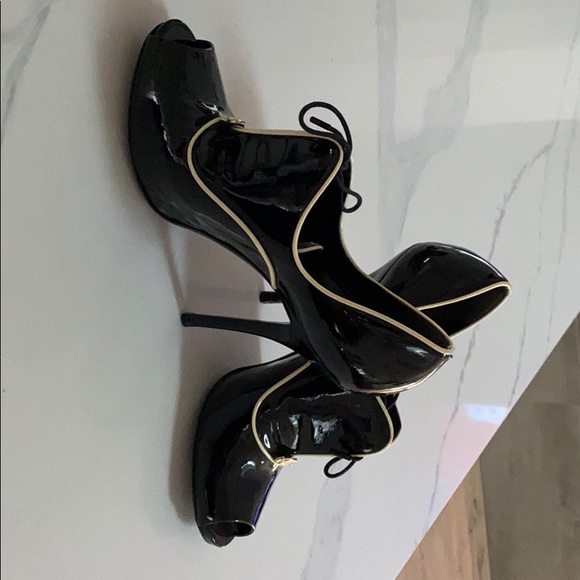 Gucci
Black Lace-up Patent Leather Booties - Picture 2 of 3